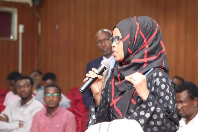 Hinda Jaamac oo ah Xiriiriyaha Arrimaha Xuquuqda ee Ururka Suxufiyiinta Soomaaliyeed (SJS) oo ka hadashay kulankii Axaddii 02 Febraayo ee dhexmaray saxaafadda iyo GMDQ. | Sawirka/SJS.