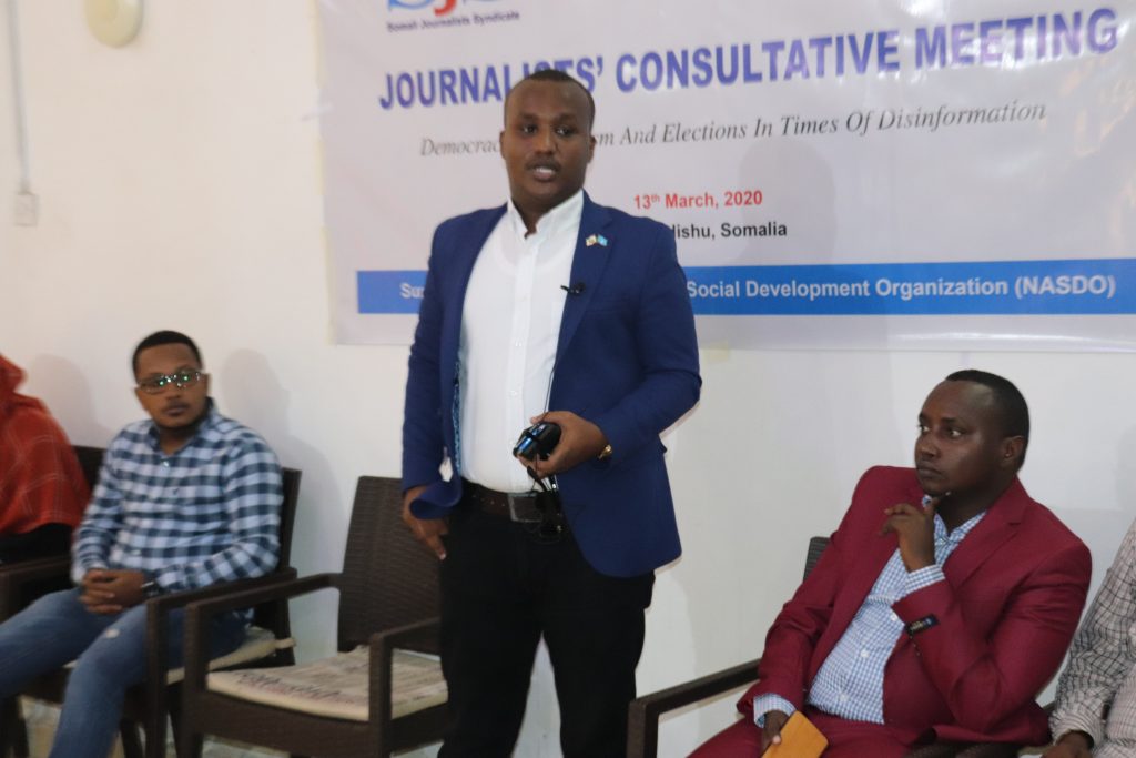 Abdirahman Mohamed Hassan (centre), Director of Nolol Awareness and Social Development Organization (NASDO) addresses participants of the journalists' consultative conference in Mogadishu on Friday 13 March, 2020.