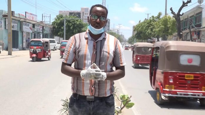 Somali Cable TV reporter, Abdullahi Farah Nur (aka Yariisow) pictured during a recent assignment in Mogadishu