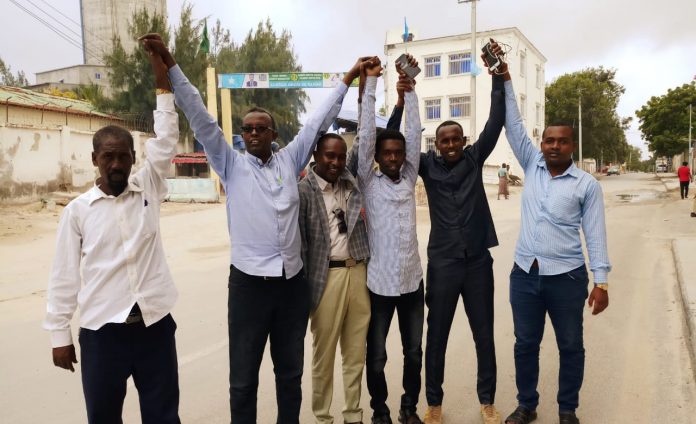 SJS and SOMA general secretaries celebrate with journalist Mohamed Abuuja following his release from Mogadishu Central Prison on Wednesday 5 August, 2020.