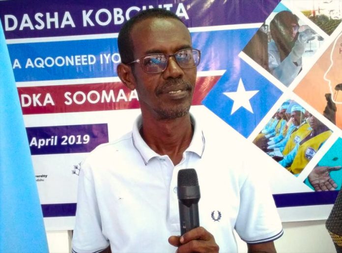 Prominent Radio Kulmiye journalist, Abdullahi Kulmiye Addow has been detained after armed NISA officers raided his home in Mogadishu on Saturday 17 October, 2020.