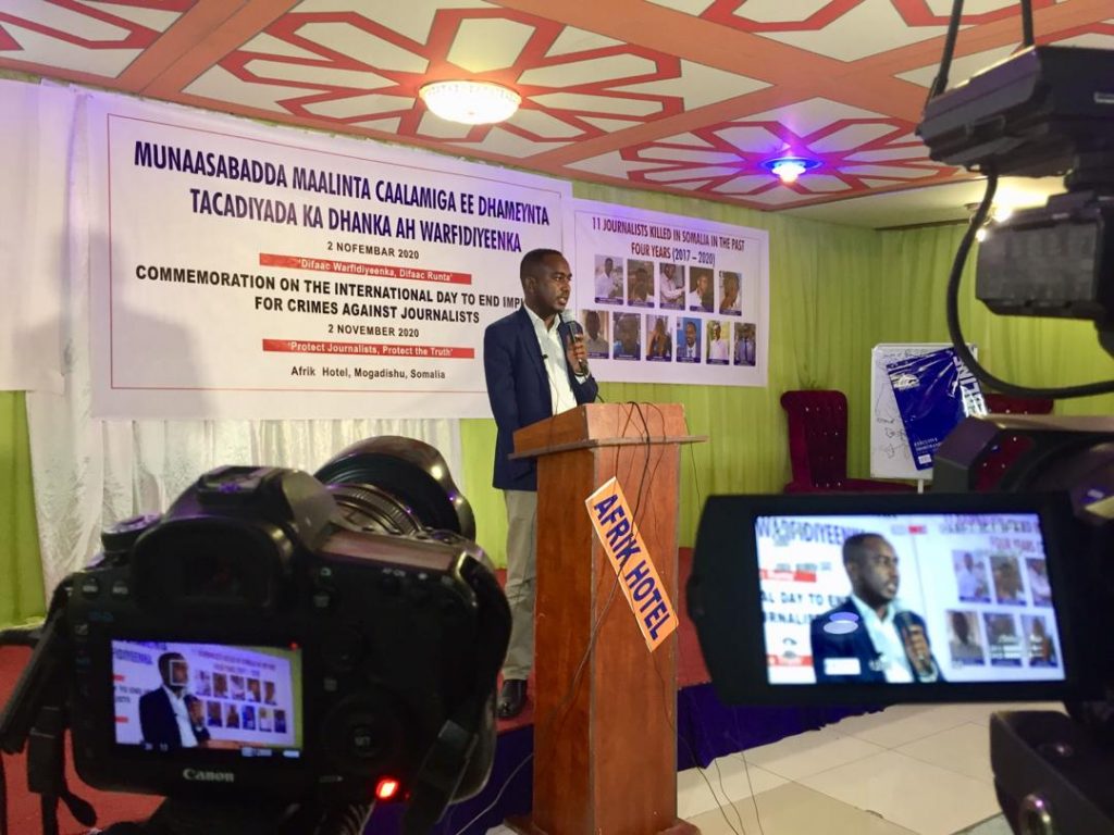 Abdalle Ahmed  Mumin, the secretary general of Somali Journalists Syndicate (SJS) makes a presentation on the cases of 11 journalists killed 2017-2020 during the commemoration of IDEI on 2 November 2020, Mogadishu. | PHOTO/SJS.