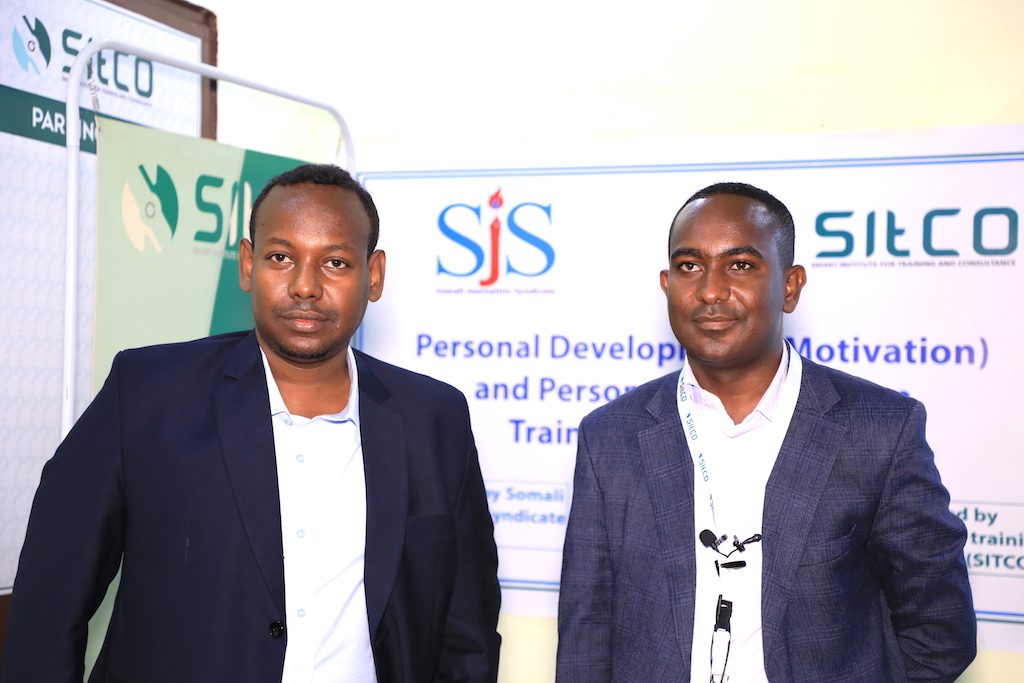 Abdirahin Abdi Elmi (left), Chief Executive Officer of Smart Institute For Training and Consultancy (SITCO) and Abdalle Mumin (right), the Secretary General of SJS at the end of three-day training on strategic planning, Saturday 26  Dec, 2020. |PHOTO/SJS.