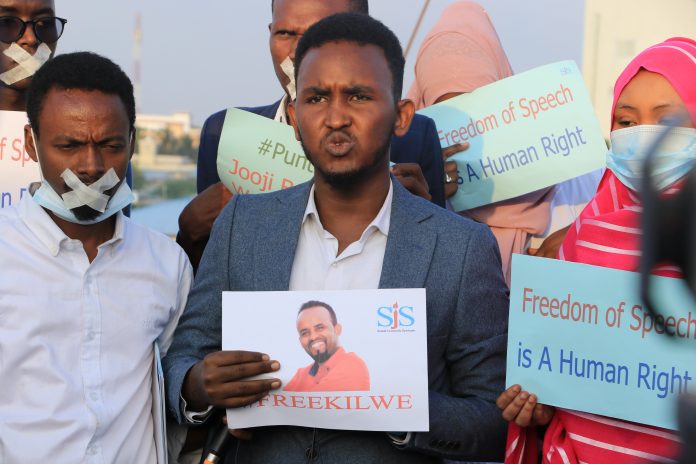 RTN TV editor, Yusuf Abdi Shire (centre) speaks during journalists protest in Mogadishu on Sunday 17 January, 2021 to demand imprisoned journalist Kilwe's freedom. | Photo/Mohamed Jibril/ SJS.