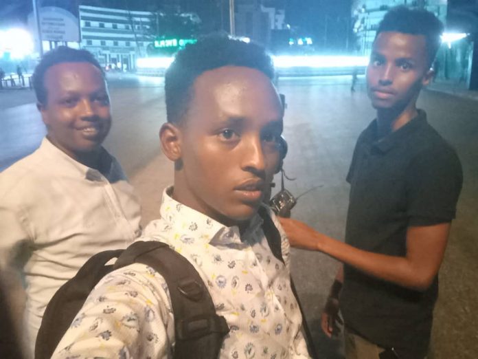 SJS Info. & Human Rights Secretary, Mohamed Ibrahim Bulbul and two other journalists: Mahad Hassan Abdi and Zakariye Ahmed Muse detained at KM4 on Thursday night 18 Feb. 2021. | Photo/ SJS.