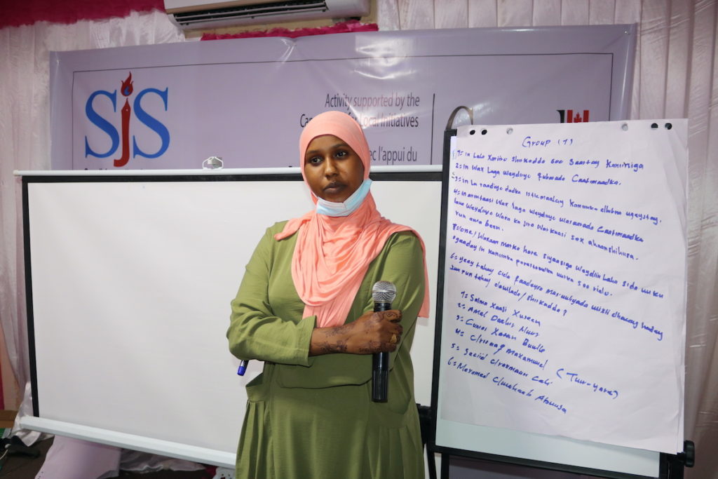 TUSMO TV reporter, Salma Hussein presents a group work during a session on freedom of the media and safety. | PHOTO CREDIT/SJS.