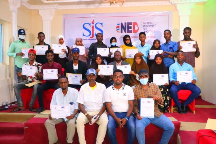 Participants pose for a group photo at he conclusion of a three-day SJS human rights journalism training in Kismayo, Thursday 23 September 2021. | PHOTO CREDIT/SJS.