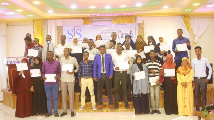 GROUP PHOTO: Journalists receive certificates at the end of a three-day training in Galkayo, Mudug on Thursday 9 September, 2021. | PHOTO CREDIT/SJS.