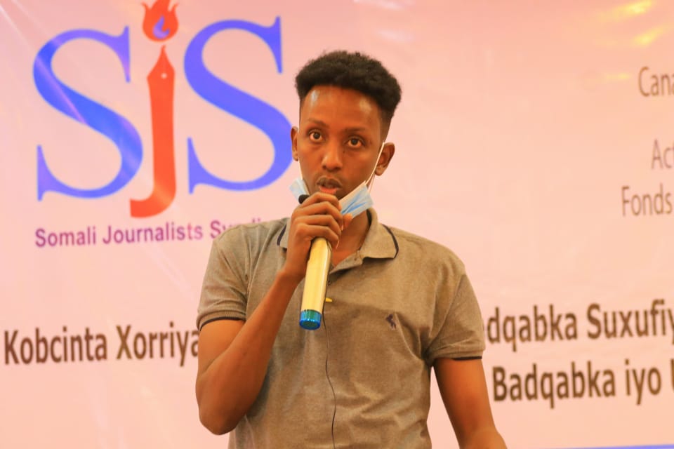 Radio Deegaan journalist, Mohamed Omar Yusuf speaks at the wrap up of a three-day training in Galkayo, Mudug on Thursday 9 September, 2021. | PHOTO CREDIT/SJS.