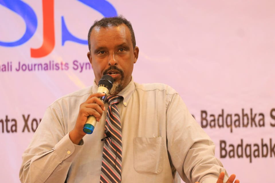 Galmudug State Minister of Information, Ahmed Shire Falagle delivers his speech during the end of a three-day training in Galkayo, Mudug on Thursday 9 September, 2021. | PHOTO CREDIT/SJS.