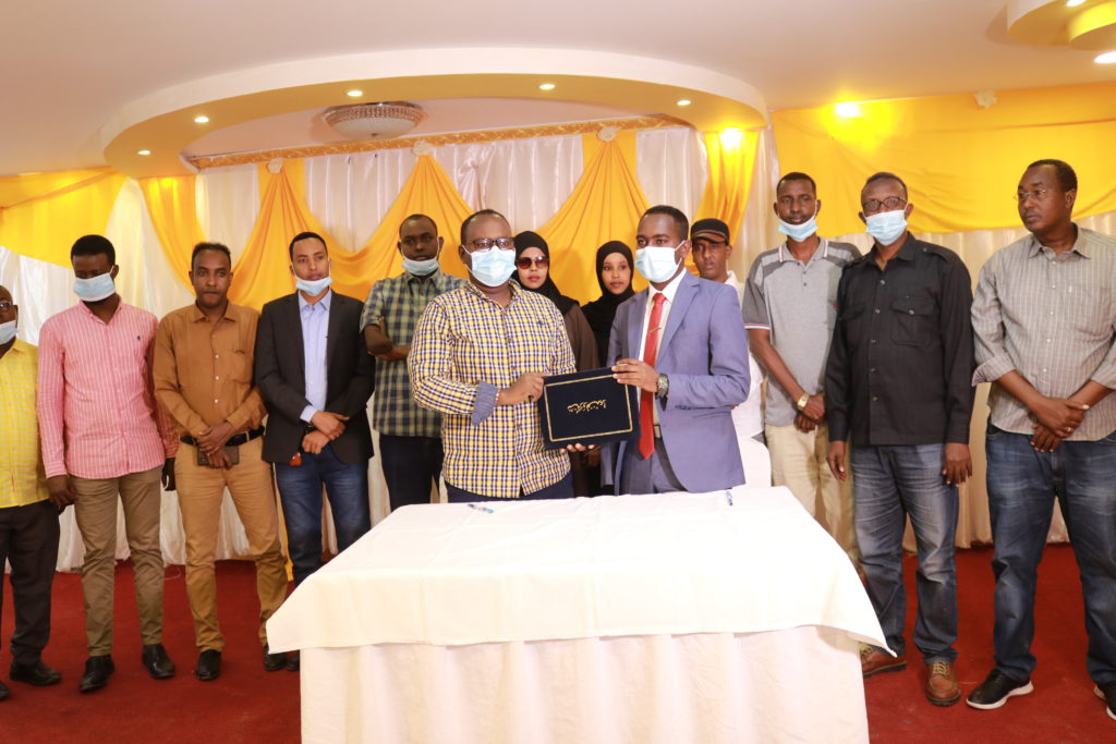 SJS Secretary General, Abdalle Ahmed Mumin (front right) and SOMA Secretary General, Mohamed Osman Makaran (front left) sign MOU in Mogadishu on Monday 13 September, 2021. | PHOTO CREDIT/SJS.