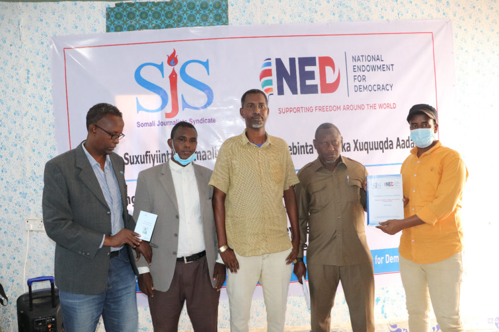 SJS team and Hiiraan Deputy Governor Sheikh Hussein Osman Ali at the opening of the three-day training on human rights reporting in Beledweyne, Hiiraan region on Wednesday 1 September 2021. | PHOTO CREDIT/SJS.