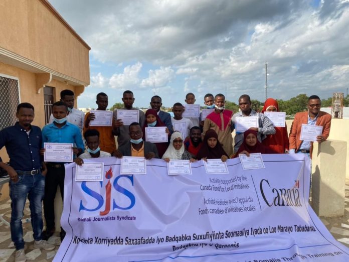 Journalists pose for a group photo following the conclusion of a three-day safety training in Jowhar on Friday, 22 October, 2021.