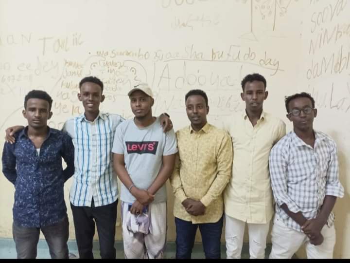 The seven Radio Hiiraan Weyn journalists – Yasin Ali Ahmed (Chief Editor), Abdullahi Ali Abukar, Mohamed Ibrahim Ahmed, Mohamed Osman Mohamud, Abdisamad Elmi Abdi, Abdimajid Dahir and Mustaf Ali Addow were held in detention until midnight on Friday 21 January 2022. | PHOTO/ SJS Courtesy.