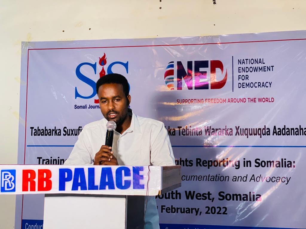 Representative from the Ministry of Information of South West Stare, Omar Mustafa Nur speaks at the conclusion of a three-day human rights journalism training in Baidoa on Monday, 14 February, 2022. | PHOTO/SJS.