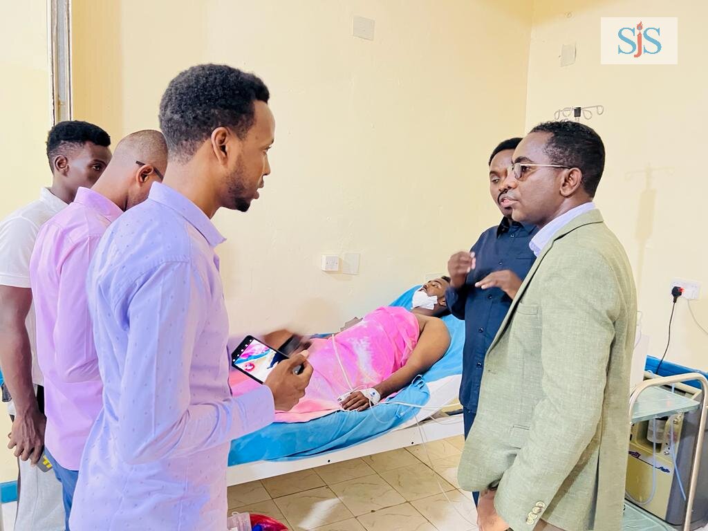 SJS Secretary-General, Abdalle Ahmed Mumin (first right) and media directors and journalists visited the injured in the hospital in show of a solidarity. | PHOTO/SJS.