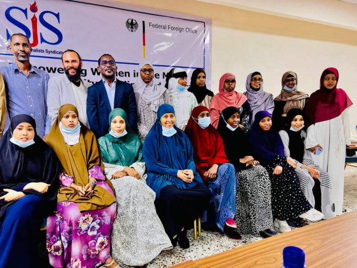 Women journalists pose for a group photo alongside SJS team and Deputy Ambassador of German Embassy in Somalia on Thursday 18 August, 2022.