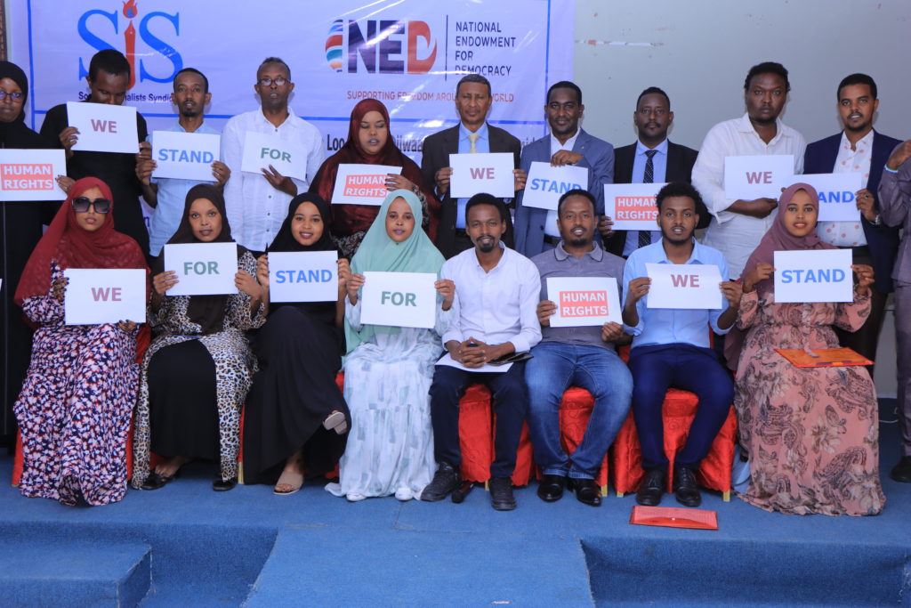 Journalists and government officials in Puntland make a pledge to 'stand for human rights' during the conclusion of human rights journalism training in Garowe. | PHOTO/SJS.