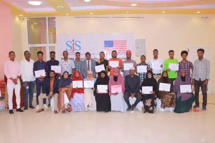 Training participants pose for a group photo during the conclusion of a three-day journalists training funded by the U.S Embassy in Mogadishu. The training was held in Galkayo on 29 - 31 October, 2022. | PHOTO/SJS.