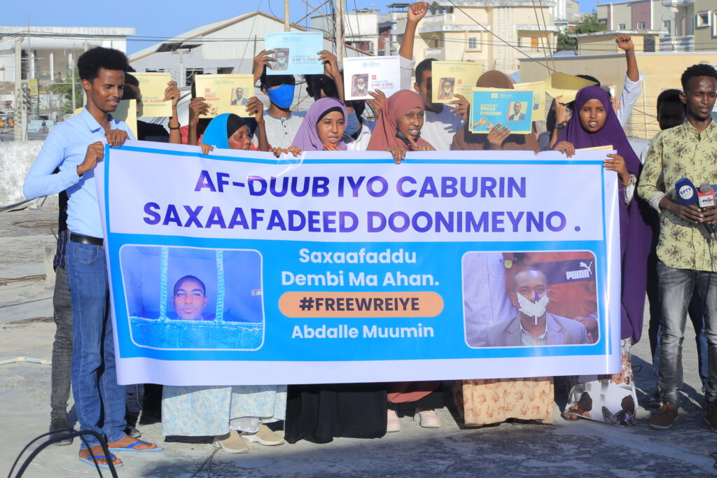 Saxafiyiin ku mudaaaraday Muqdisho oo dalbatay in xorriyaddiisa la siiyo Xoghayaha Guud ee SJS, Cabdalle Mumin 24kii Febraayo 2023. | Sawirka: SJS.