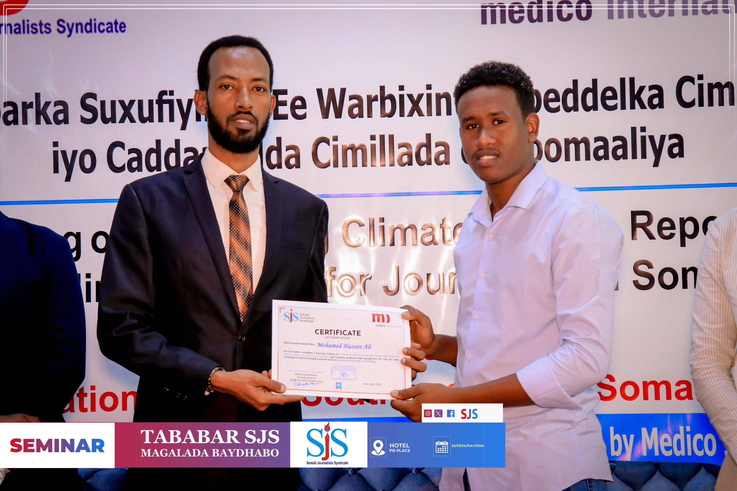 The SWS Deputy Minister of Information, MP Ahmed Bashir Ahmed (left) hands certificate of completion to a journalist during the end of the three-day training in Baidoa. | Photo Credit/SJS.