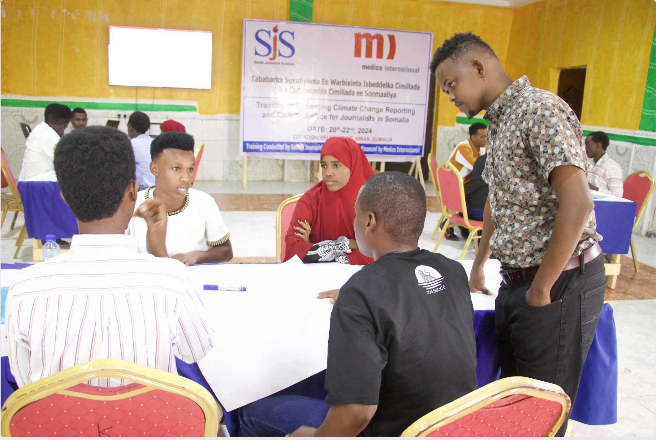 Journalists engage discussion during SJS journalistic training on climate change in Beledweyne. | PHOTO/ SJS.