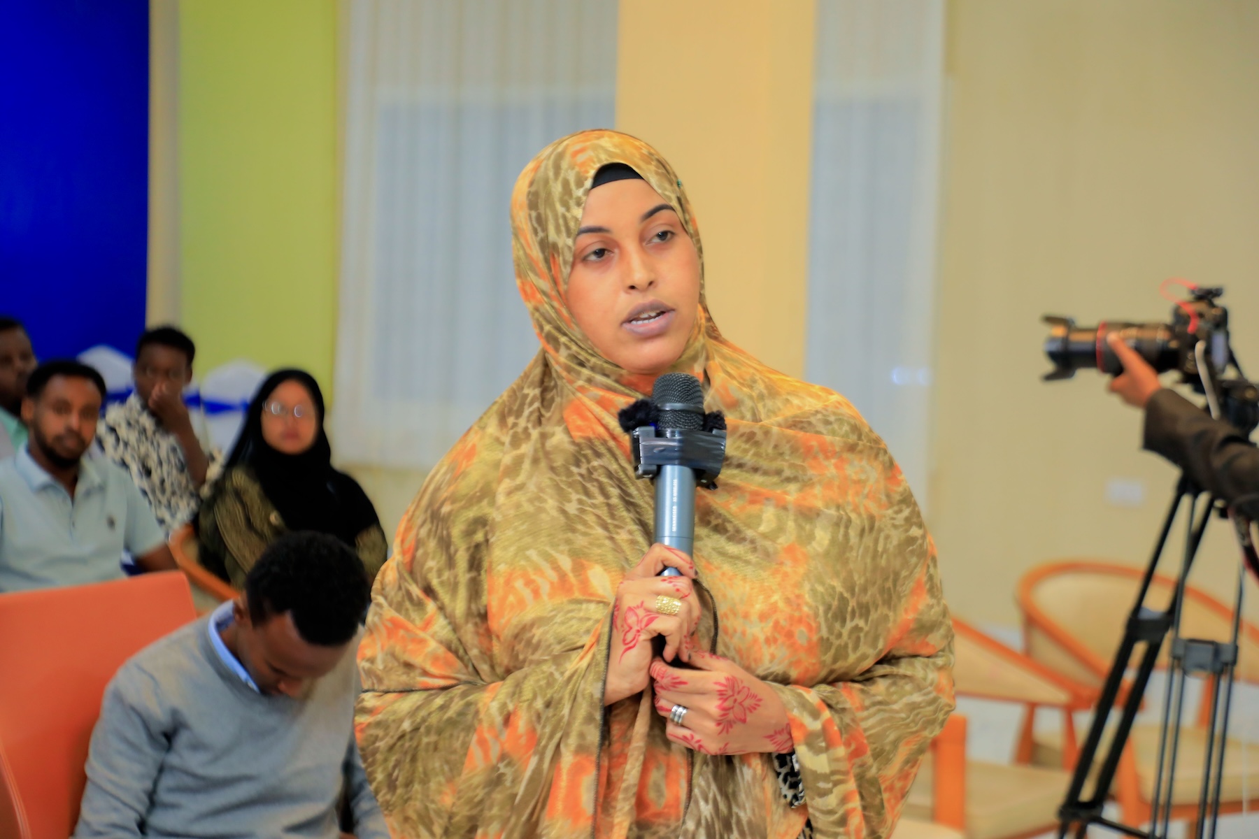 A participant raises question during SJS panel discussion on human rights in Garowe, Puntland, 10 December 2024. | PHOTO/SJS.