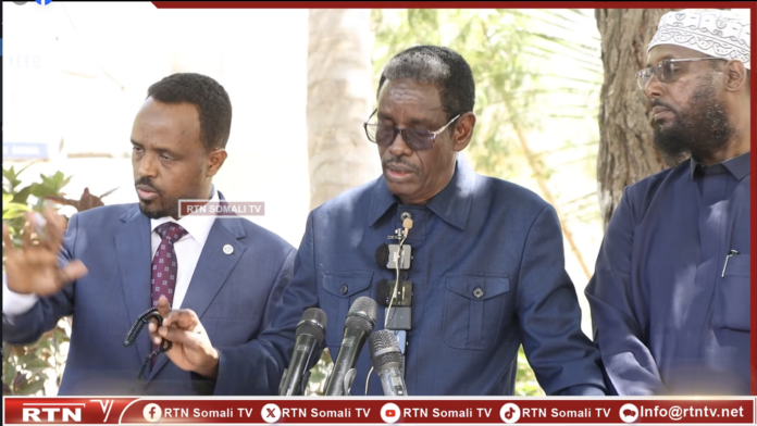 Deputy Minister Abdirahman Al-Adaala threatens journalist Mohamed Abduqadir Hajir as he halts critical questioning during a press conference by government ministers in Mogadishu on Saturday, February 8, 2025. | PHOTO: Screengrab from RTN TV video clip/SJS.