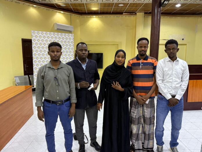 Journalist Khadar Abdirahim Ibrahim (second from right) poses for a photo a alongside SJS representatives and journalists. | PHOTO/SJS.