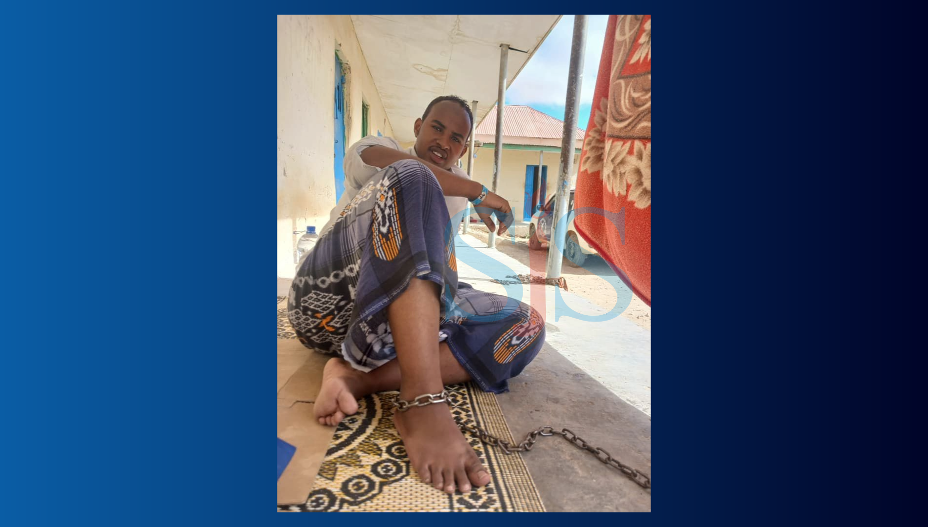 Photo obtained by SJS shows the journalist, Abdiqani Abdirahman Mohamed, was initially held at the Laascaanood central police station with his legs chained.