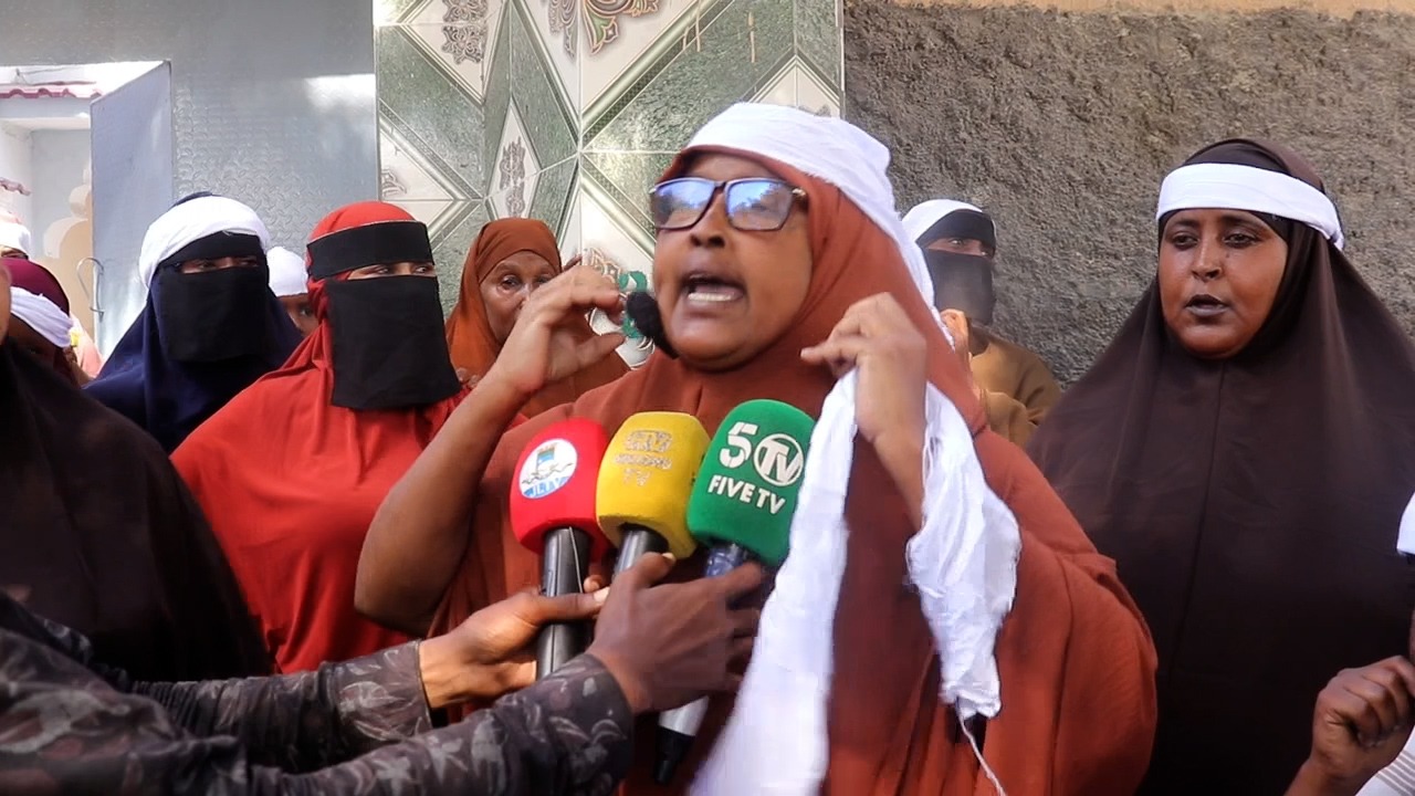 On 9 April 2026, police officers from the Hawlwadag District in Mogadishu fired live ammunition at four journalists who were covering an anti-forced evictions protest by a group of women and children at the Ceel Hindi neighbourhood in Hawlwadag District.