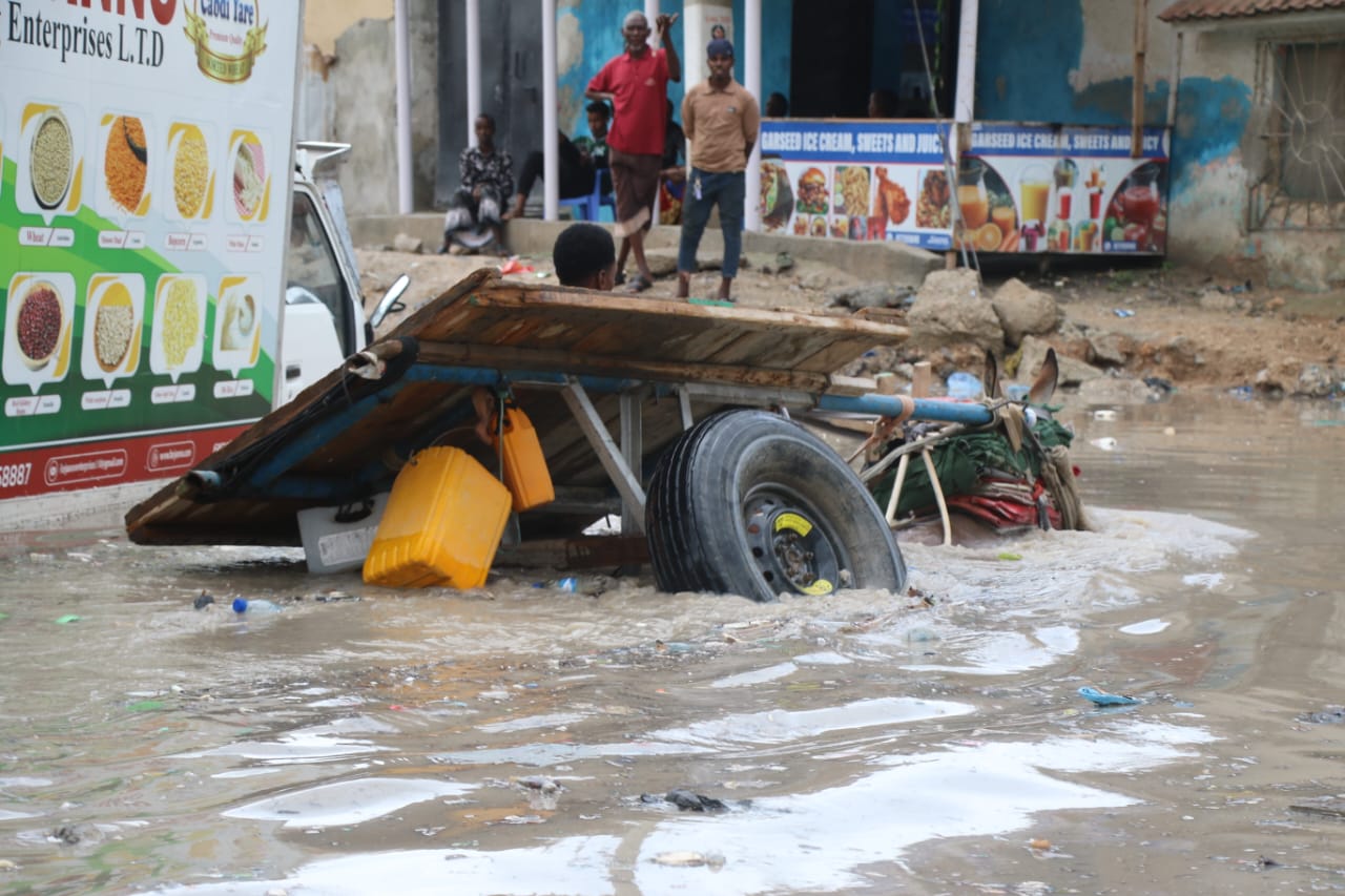 People watch as a man drives a donkey cart through a flooded street in Wadajir District, Mogadishu, Somalia, on 21 June 2026. | PHOTO: Kaab TV People watch as a man drives a donkey cart through a flooded street in Wadajir District, Mogadishu, Somalia, on 21 June 2026. | PHOTO: Kaab TV
